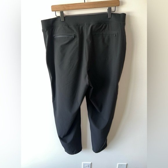 Chico’s Black Athletic Pants with Zipper Pockets Size 2.5R - Picture 3 of 5